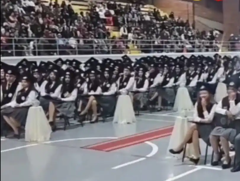 ¿Falta de respeto o valentía del mejor graduado ante el rector?